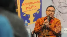 Ketua MPR RI Zulkifli Hasan menyampaikan pandangannya saat menjadi pembicara dalam bedah buku "Kebudayaan dalam Politik" di Taman Ismail Marzuki, Jakarta, Rabu (11/3/2015). (Liputan6.com/Herman Zakharia)