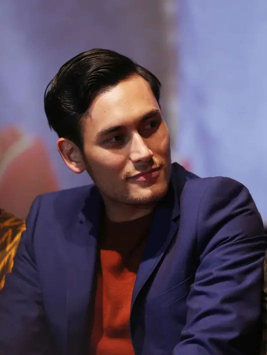 Tak hanya menceritakan perjuangan mahasiswa, kisah cinta juga mewarnai persahabatan lima orang ini. Di mana Arifin memperebutkan hati Lintang (Tatjana Saphira) bersama tiga sahabat pria lainnya. (Nurwahyunan/Bintang.com)