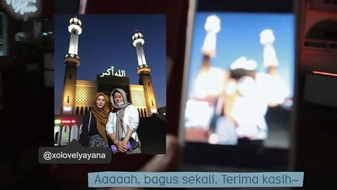 Momen ibunda Ayana ke masjid pertama kali, tampil pakai kerudung. (Sumber: YouTube/Ayana Moon)