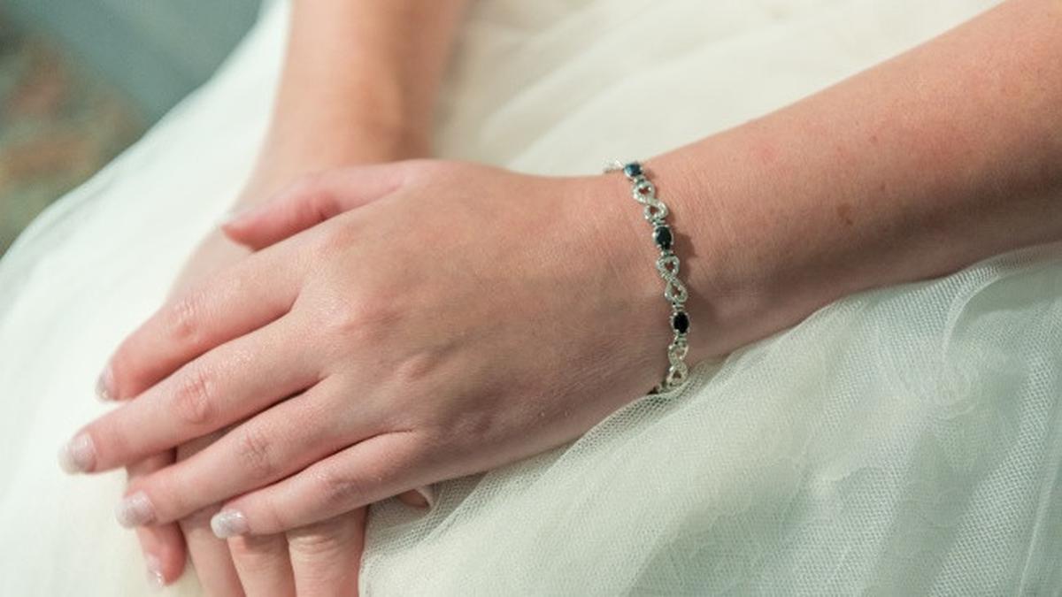 6 Pilihan Gelang Emas Putih untuk Usia 50 Tahun ke Atas, Jadi Rahasia Glamour Look