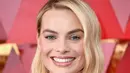 Aktris Margot Robbie berpose untuk difoto saat menghadiri Academy Awards ke-90 di Hollywood, California (4/3). Deretan aktris dan aktor papan atas tampil maksimal untuk mengadiri acara penghargaan ini. (Neilson Barnard / Getty Images / AFP)