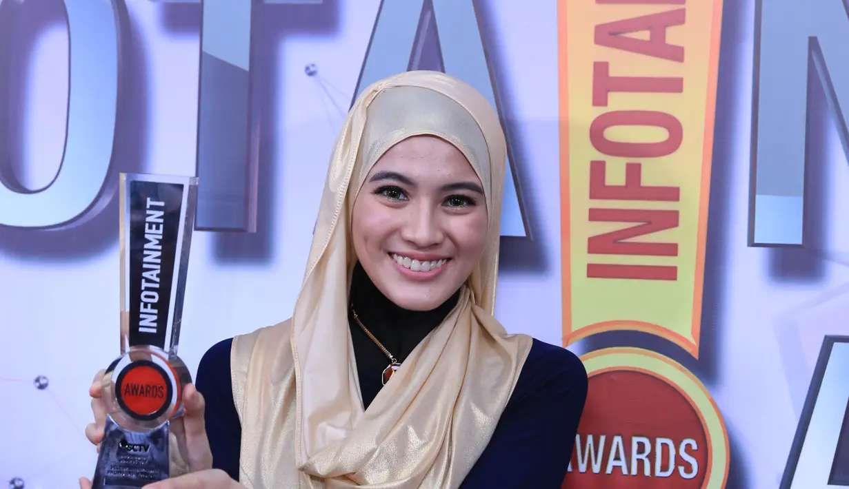Momen spesial di ajang penghargaan Infotainment Awards 2017, Alyssa Soebandono berhasil membawa pulang piala. Mengalahkan beberapa nama lainnya, pialanya ini dipersembahkan untuk para wanita berhijab diIndonesia. (Adrian Putra/Bintang.com)
