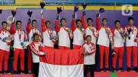 Pemain dan pelatih tim beregu putra Indonesia merayakan gelar juara cabang bulutangkis SEA Games 2019 di Multinlupa Sport Center, Manila, Rabu (4/12/2019). Indonesia mengunci medali emas usai mengalahkan Malaysia 3-1. (Bola.com/M Iqbal Ichsan)