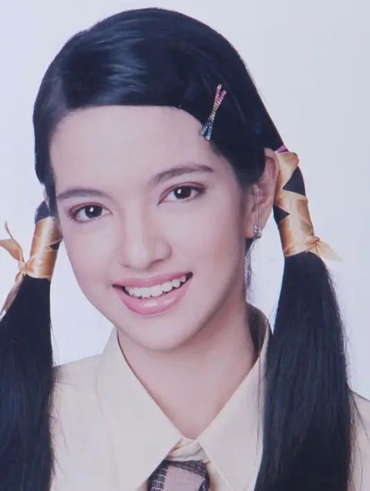 Kira-kira ini foto siapa? Ini foto jadul dari Nia Ramadhani, sejak dulu memang ia punya wajah yang imut. (Foto: instagram.com/malibu62studio)