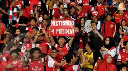 Seorang fans membentangkan spanduk pujian buat Per Mertesacker. (Liputan6.com/Helmi Fithriansyah)
