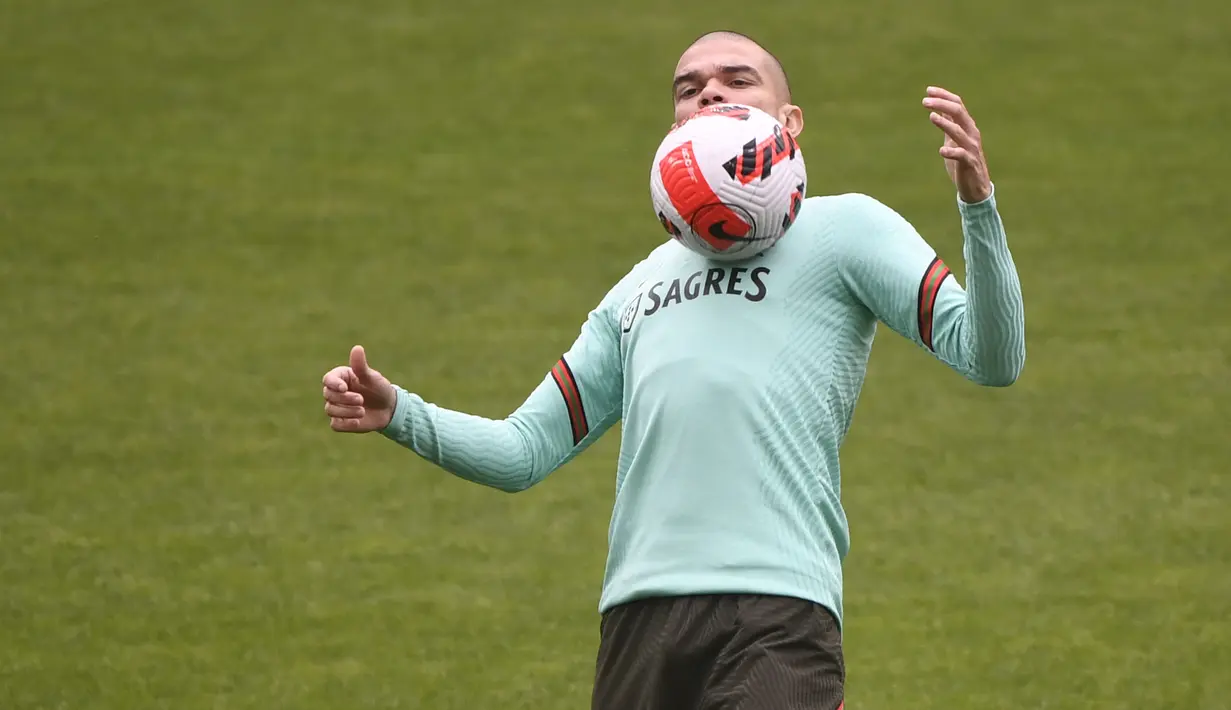 Bek Portugal, Pepe mengontrol bola saat sesi latihan di stadion Dragao di Porto (28/3/2022). Portugal akan menghadapi Makedonia Utara di final Play-off Jalur C Kualifikasi Piala Dunia 2022 zona Eropa. (AFP/Miguel Riopa)