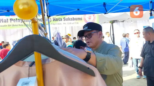 PJ Wali Kota Sukabumi Kusmana Hartadji saat melihat bazar pakaian yang ada di festival HUT ke-110 Kota Sukabumi (Liputan6.com/Istimewa).