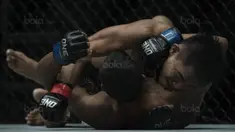 Petarung Indonesia, Stefer Rahardian, mengunci petarung Pakistan, Muhammad Imran, saat laga One Championship di JCC Senayan, Jakarta, Sabtu (20/1/2018). Stefar berhasil mengalahkan Imran. (Bola.com/Vitalis Yogi Trisna)