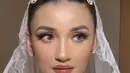 Sebelum mengenakan kebaya, saat sesi makeup, Tsania Marwa pun tampil mengenakan robe. Dihiasi dengan veil tulle putih yang indah. [@bennusorumba]