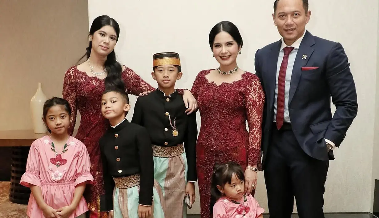 Bedanya, Annisa Pohan kenakan kebaya round neck dengan aksesori berlian bermata emerald agar. Menampilkan kesan yang lebih mature dan elegan [@agusyudhoyono]