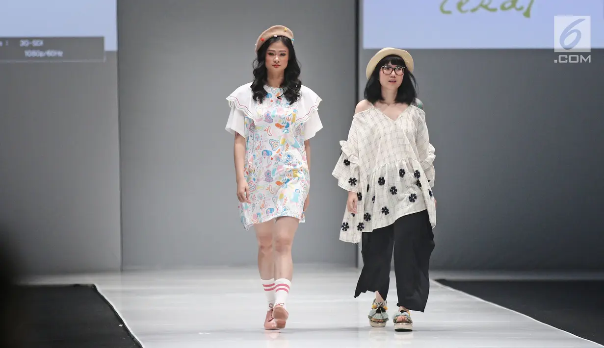 Model dan perancang busana berjalan diatas catwalk menujukkan karyanya di Jakarta Fashion Week 2018 di Senayan City, Jakarta, Sabtu (21/10). Jakarta Fashion Week 2018 akan berlangsung pada 21-27 Oktober mendatang. (Liputan6.com/Herman Zakharia)