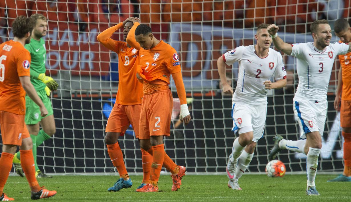 Para pemain Belanda (Oranye) tampak lesu setelah timnya kebobolan selama pertandingan Grup A kualifikasi Euro 2016 melawan Ceko di Amsterdam, Belanda, Rabu (14/10/2015). Belanda kalah dengan skor  2-3. (REUTERS/Toussaint Kluiters)