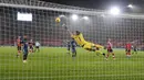 Penyerang Arsenal, Nicolas Pepe, mencetak gol ke gawang Southampton pada laga Liga Inggris di Stadion St Mary, Selasa (26/1/2021). Arsenal menang dengan skor 3-1. (AP/Frank Augstein, Pool)