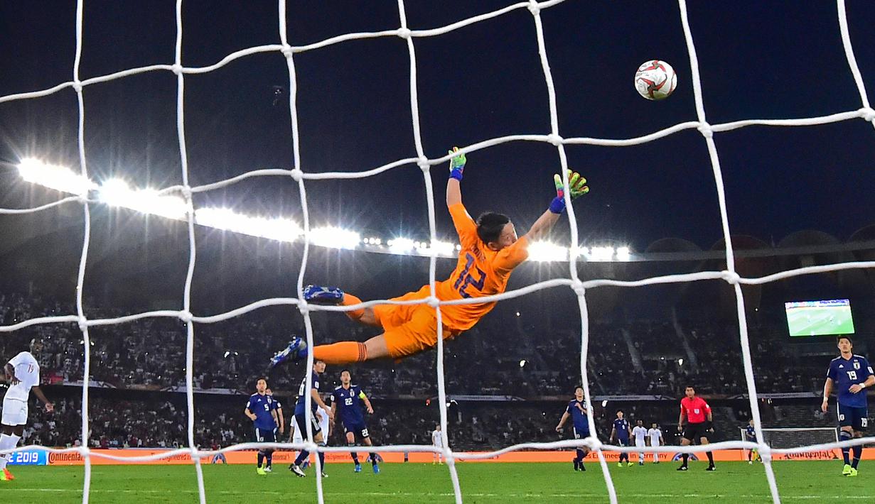 Kiper Jepang, Shuichi Gonda, berusaha mengamankan bola saat melawan Qatar pada laga final Piala Asia 2019 di Stadion Zayed Sports City, Abu Dhabi, Jumat (1/2). Qatar menang 3-1 atas Jepang. (AFP/Giuseppe Cacace)