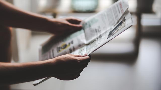 Ilustrasi membaca koran, berita