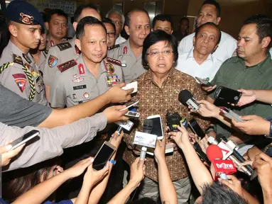 Menteri LHK, Siti Nurbaya usai melakukan rapat dengan Kapolri Jenderal Tito Karnavian di Gedung Manggala Wanabakti, Jakarta, Rabu (7/9). Kementerian LHK menggandeng Polri untuk mengatasi kejahatan kebakaran hutan dan lahan (Liputan6.com/Angga Yuniar) 