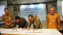Dirut PT BTN, Maryono (kedua kanan) dan Dirut PNM, Arief Mulyadi (kedua kiri) menandatangani perjanjian pembelian saham bersyarat PNMIM dari PNM di Gedung Kementerian BUMN, Jakarta, Senin (22/4). (Liputan6.com/Angga Yuniar)