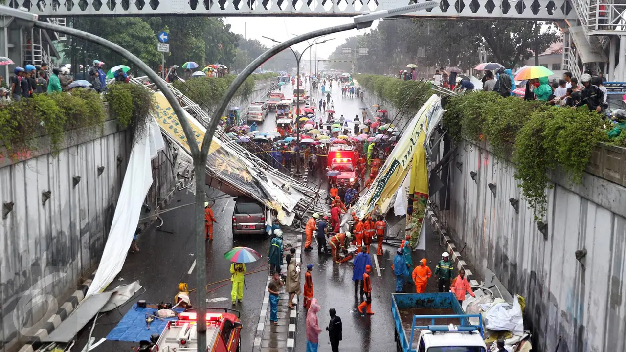 20160924 JPO Pasar Minggu Roboh, Petugas Lakukan Evakuasi 