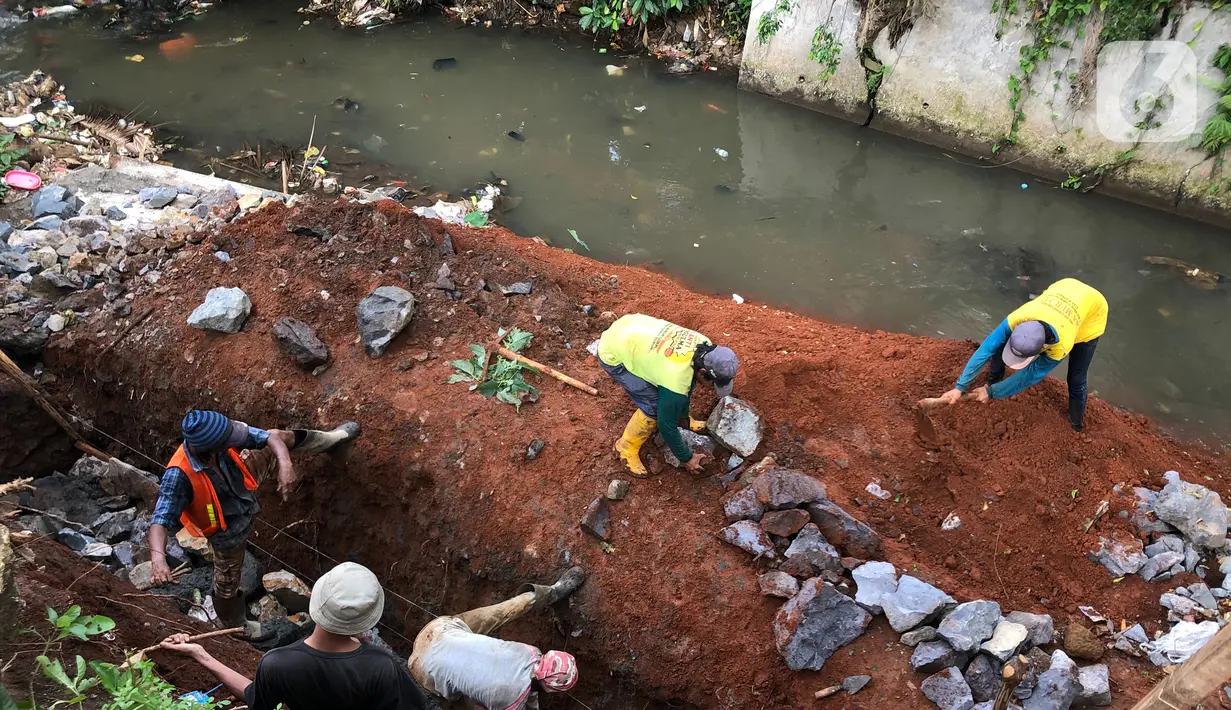 Pekerja menyelesaikan pembangunan turap di dinding Kali Tanah Baru, Depok, Jawa Barat, Kamis (3/12/2020). Pembangunan turap dilakukan guna mencegah tanah longsor yang terjadi di sejumlah titik di sepanjang bantaran Kali Tanah Baru tersebut. (Liputan6.com/Immanuel Antonius)