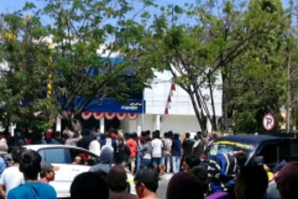 Nasabah Bank Mandiri demo menuntut uangnya yang raib (Liputan6.com/ Eka Hakim)