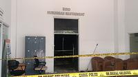 Ruangan Biro Humas Kementerian ATR/BPN yang terbakar telah dipasangi garis polisi untuk keperluan penyelidikan. (Merdeka.com)