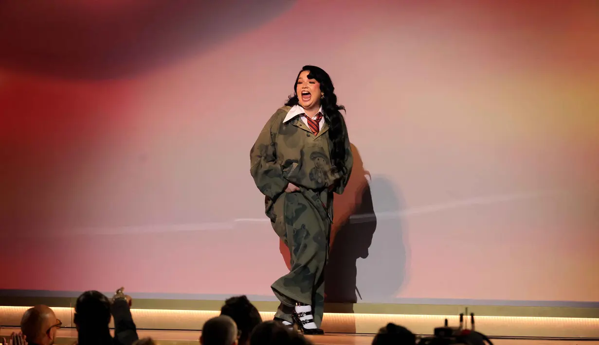 Malam puncak Grammy Awards 2026 penuh kejutan. Tampak dalam foto, penyanyi sekaligus penulis lagu asal Inggris, Lola Young menerima penghargaan untuk Penyanyi Pop Terbaik di atas panggung Penghargaan GRAMMY ke-68 di Crypto.com Arena, Los Angeles, California, pada 1 Februari 2026. (KEVIN WINTER/GETTY IMAGES NORTH AMERICA/Getty Images via AFP)
