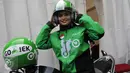 Seorang wanita memakai pakaian lengkap Go-Jek  beserta helm usai diterima sebagai pengendara Go-Jek  di Hall A Basket Senayan, Jakarta, Jumat (14/8/15). Fenomena ojek online dengan aplikasi di hanphone kini banyak diminati. (Liputan6.com/Herman Zakharia)