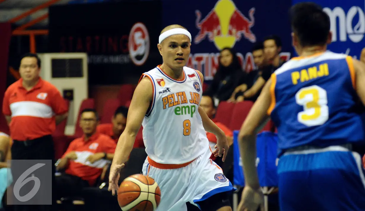 Pebasket Pelita Jaya, Julius Achmad Faisal (kiri) mencoba melewati hadangan pemain Bimasakti, Panji Iqbal Winarya saat laga Indonesia Basketball League 2015-2016 di Jakarta, Rabu (13/1/2016). Pelita Jaya unggul 86-36. (Liputan6.com/Helmi Fithriansyah)