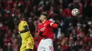 Penyerang Liverpool, Sadio Mane (kiri) berebut bola dengan bek Benfica, Nicolas Otamendi dalam pertandingan leg pertama perempat final Liga Champions di stadion Luz di Lisbon (6/4/2022). Liverpool menang atas Benfica 3-1. (AFP/Carlos Costa)