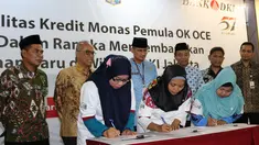 Wagub DKI Jakarta, Sandiaga Uno (ketiga kiri) didampingi Dirut Bank DKI, Kresno Sediarsi (kedua kiri) menyaksikan akad Kredit Monas Pemula oleh pelaku UMKM binaan OK OCE, Kamis (7/9), Jakarta. (Liputan6.com/Pool/Budi)