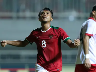 Pemain tengah Indonesia U-23, M Hargianto (kiri) meluapkan kekecewaan saat gagal mencetak gol ke gawang Bahrain pada laga PSSI Anniversary 2018 di Stadion Pakansari, Kab Bogor, Jumat (27/4). Indonesia kalah 0-1. (Liputan6.com/Helmi Fithriansyah)