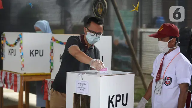 Petugas KPPS Memakai Seragam Sekolah