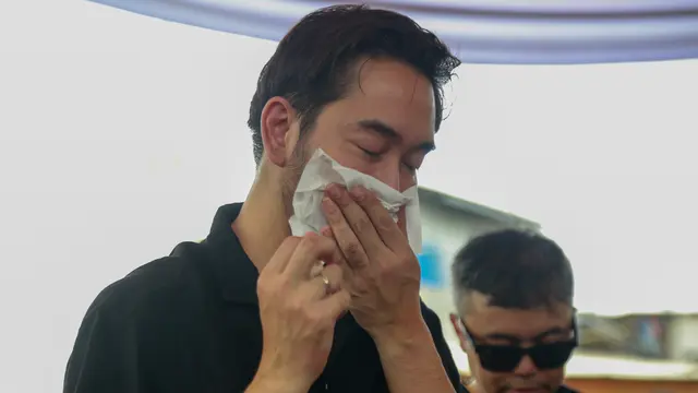 Jeje Govinda di pemakaman sang ibu, Farida Budyarti, Selasa (12/12/2023). [Foto: Muhammad Akrom Sukarya/Kapanlagi]