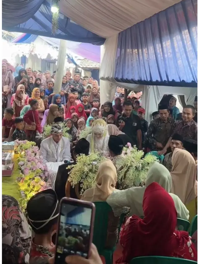 Momen Pengantin Tersipu Malu Ditonton Orang Sekampung saat Ijab Kabul, Ini Alasannya