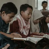 Simak tips ini untuk mengenalkan anak agar ingin ikut berpuasa. (unsplash.com/@andri_helmansyah)