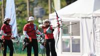 Tim panahan beregu Indonesia yang turun di nomor recurve beregu putri SEA Games 2025 diperkuat Diananda Choirunisa, Ayu Mareta Dyasari, dan Rezza Octavia. Mereka meraih medali emas pada final di SAT Football Stadium, Bangkok, pada Rabu (17/12/2025). (NOC Indonesia)