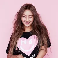 Hyorin mengaku jika dirinya tidak nyaman dengan dahinya yang terlalu lebar. Oleh karena itu, ia sangat berhati-hati saat menata poni rambutnya. (Foto: Soompi.com)
