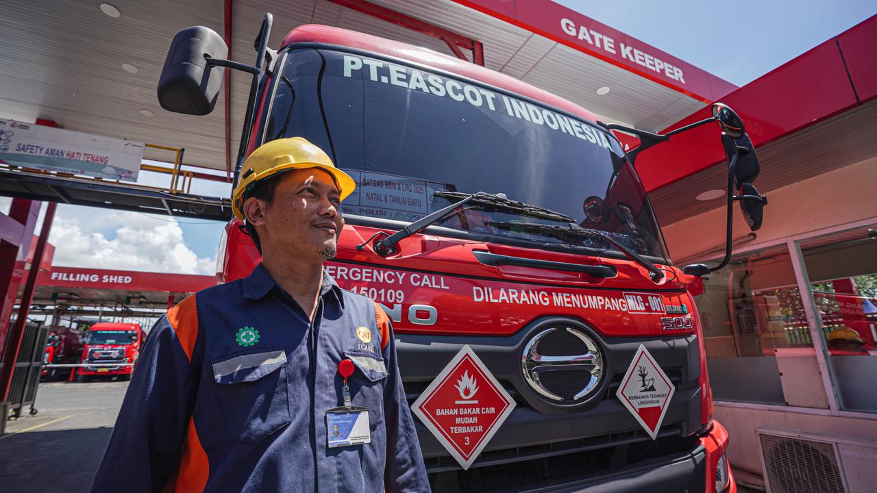 Cerita di Balik Distribusi Energi: Awak Mobil Tangki Tetap Bertugas di Libur Nataru