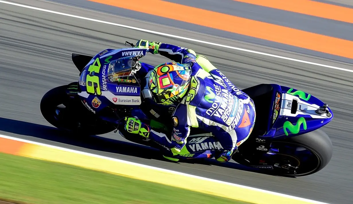 Valentino Rossi terpuruk dan hanya menempati urutan ke-8 pada sesi latihan bebas kedua MotoGP Valencia di Sirkuit Ricardo Tormo, Valencia, Jumat (11/11/2016). (AFP/Jose Jordan)