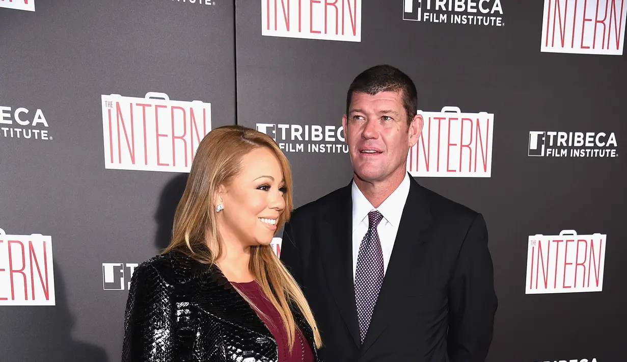 Bertunangan di bulan Januari 2016, Mariah Carey dan James Packer harus membatalkan rencana pernikahan mereka lantaran sudah putus. Meski sudah tak berstatus sepasang kekasih, Mariah masih mengenakan cincin tunangannya. (AFP/Bintang.com)