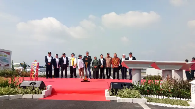 Presiden Jokowi saat meresmikan empat ruas tol Trans Jawa seksi Jawa Timur. (Merdeka.com/Titin Supriatin)