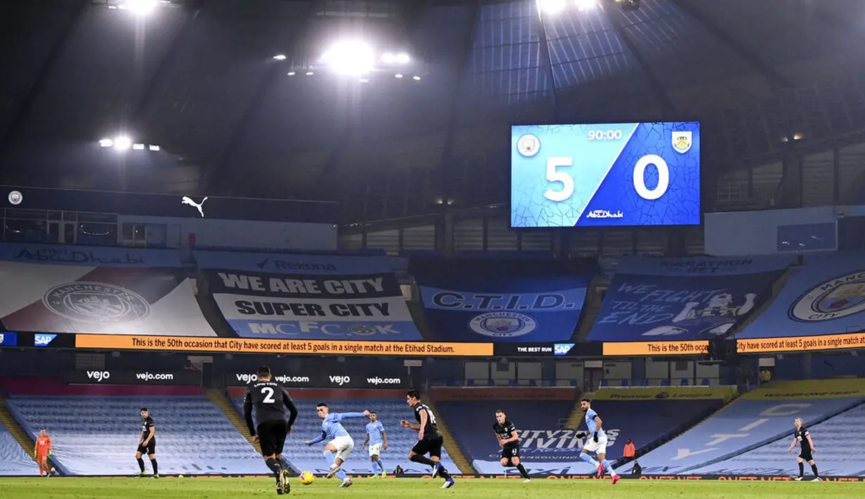 Suasana pertandingan Manchester City melawan Burnley pada laga Liga Inggris di Stadion Etihad, Sabtu (28/11/2020). City menang dengan skor 5-0. (Laurence Griffiths/Pool via AP)