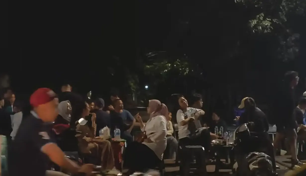 "Sebenernya nggak lagi pulkam sih..cuma aku lagi ada dinas beberapa hari di Jakarta. Trus kok tetiba kangen banget yaa pengen kulineran di tempat-tempat yang aku seringgg banget dulu mampir pas masih jaman remaja belia," tulisnya dalam diskripsi. .[Youtube/arumibachsin_94]