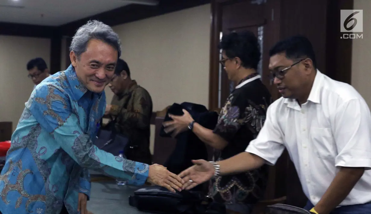 Terdakwa suap kepada mantan panitera PN Jakarta Pusat, Edy Nasution (kiri) jelang menjalani sidang pembacaan putusan di Pengadilan Tipikor, Jakarta, Rabu (6/3). Eddy dijatuhi hukuman 4 tahun penjara dan denda Rp200 juta. (Liputan6.com/Helmi Fithriansyah)