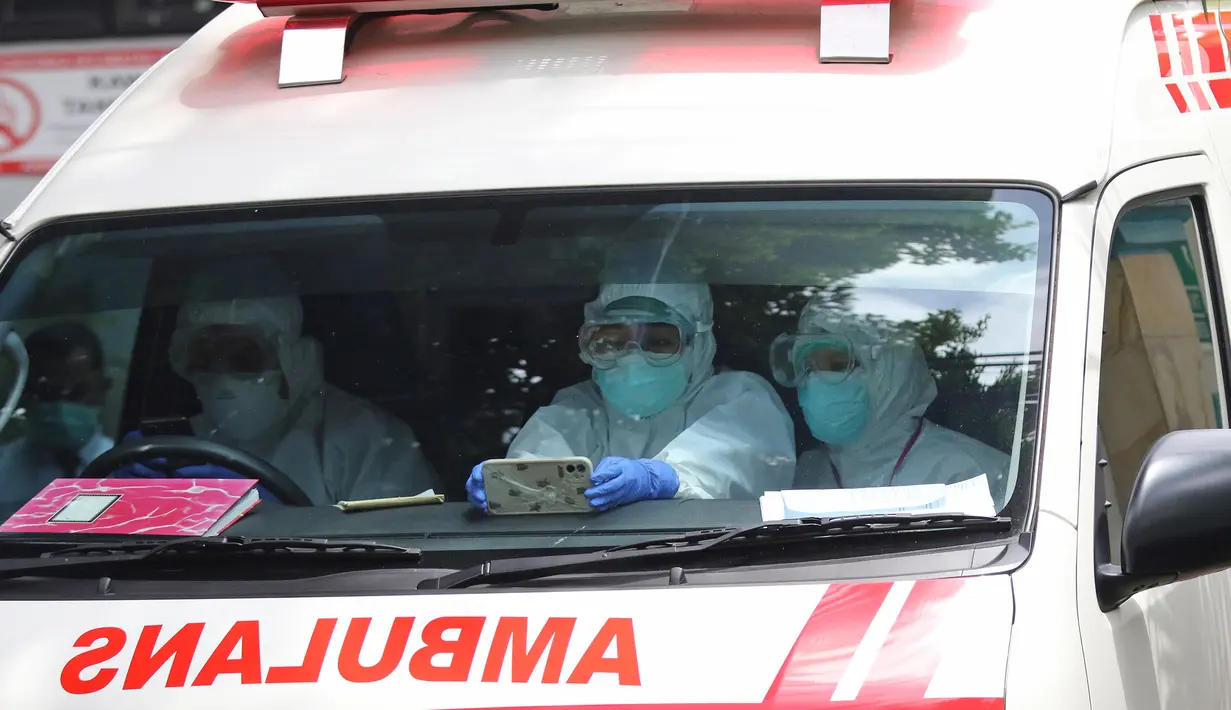 Tenaga medis berada di dalam mobil ambulans di Puskesmas Kecamatan Cilandak, Jakarta, Kamis (4/2/2021). Data Satgas Covid-19 per Kamis (4/2) mencatat kasus positif di Indonesia bertambah 11.434 orang. (Liputan6.com/Herman Zakharia)