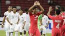 Gelandang Timnas Indonesia, Septian David, dan rekan-rekannya tampak kecewa usai dikalahkan Singapura pada laga Piala AFF di Stadion Nasional, Singapura, Jumat (9/11). Singapura menang 1-0 atas Indonesia. (Bola.com/M. Iqbal Ichsan)