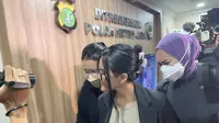 Siskaeee tiba di Ditreskrimsus Polda Metro Jaya pada Rabu (24/1/2024), pukul 19.00 WIB. (Liputan6.com/ Ady Anugrahadi)