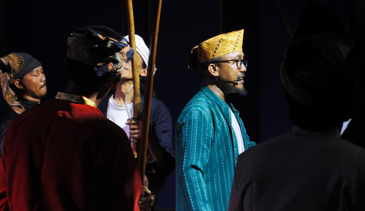 Selain itu terdapat seniman pendukung seperti Bakri Daeng Bombong, Azis Daeng Gassing, Arif Rahman, Zahran Dzulfiqar, Rizky Salman, dan Abimevlana Hatta. Untuk optimalisasi Kabata Tanrasula sebagai karya musik untuk seni pertunjukan, Konstelasi Artistik Indonesia melibatkan Ancoe Amar sebagai sutradara, Mamedz penata cahaya, dan Isa Faizal untuk pengembangan artistik. (Foto oleh: Konstelasi Artistik Indonesia)