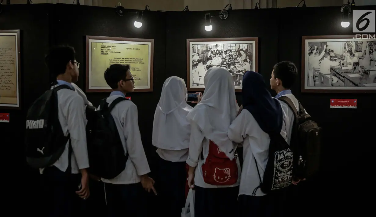Pengunjung melihat pameran lahirnya Pancasila di Museum Nasional, Jakarta, Jumat (2/6). Pameran yang digelar dari 2 hingga 15 Juni 2017, sebagai rangkaian kegiatan hari kelahiran Pancasila yang jatuh pada tanggal 1 Juni. (Liputan6.com/Faizal Fanani)