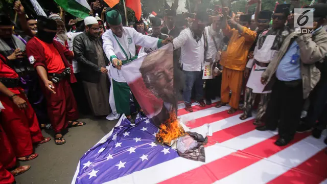 Bendera Amerika Dibakar di Depan kedubes AS